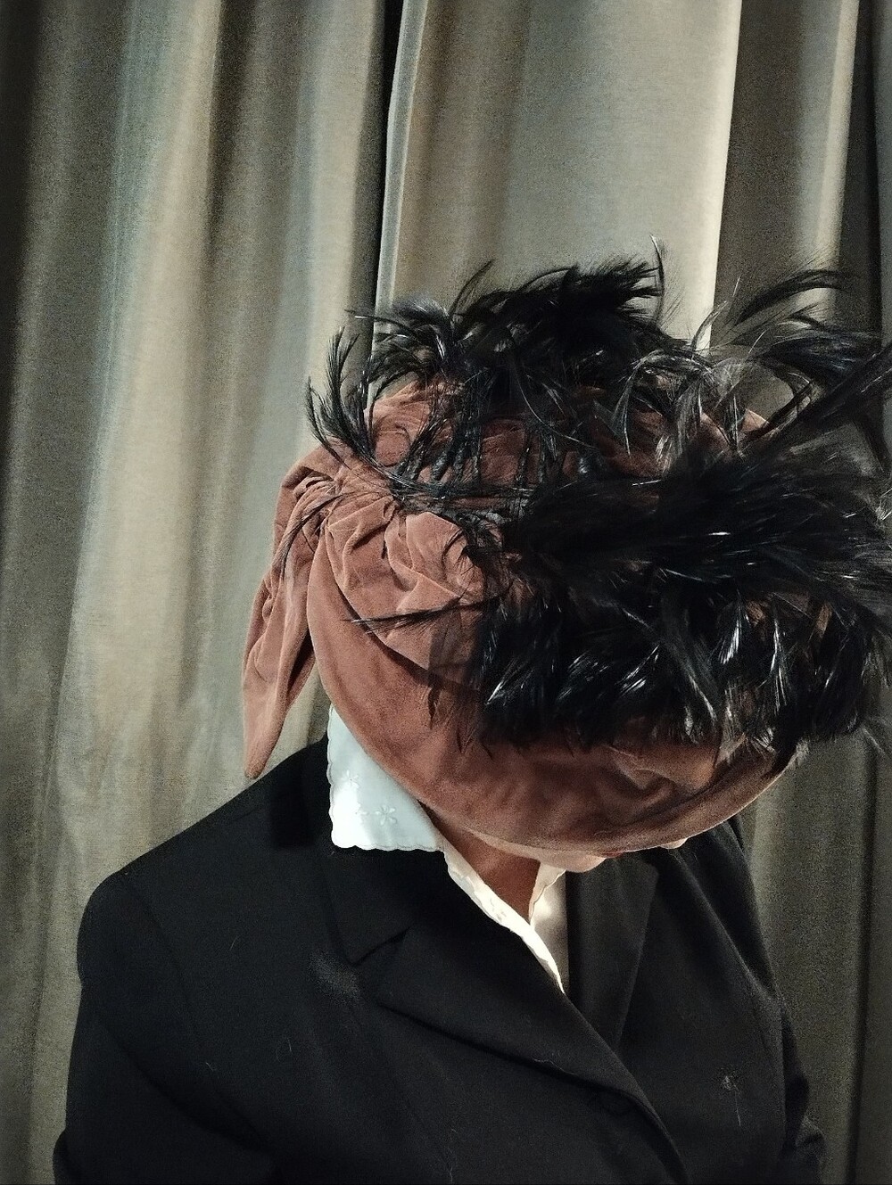 1940s Feather And Velvet Tilt Hat - Picture 2 of 8